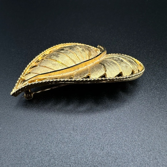 Vintage signed B.S.K leaf gold tone pin brooch - Picture 3 of 6